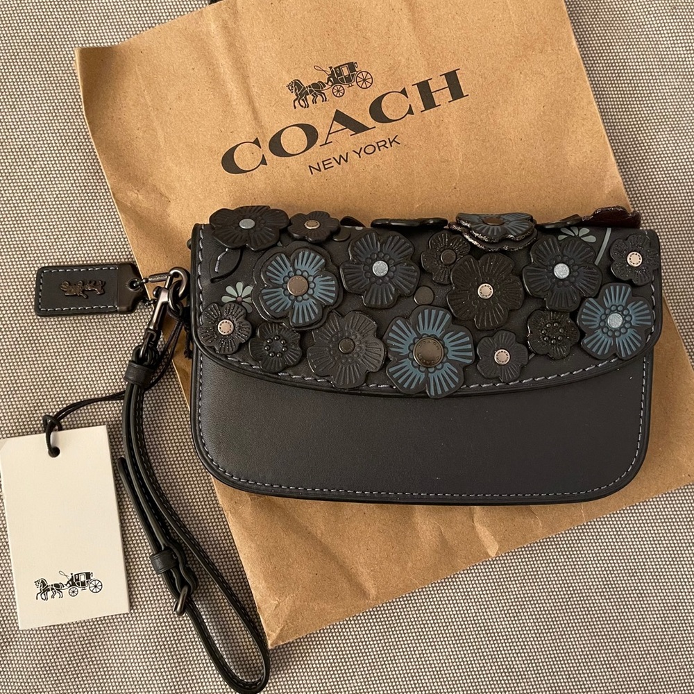 NWT Coach Tea Rose Flower Applique Wristlet
